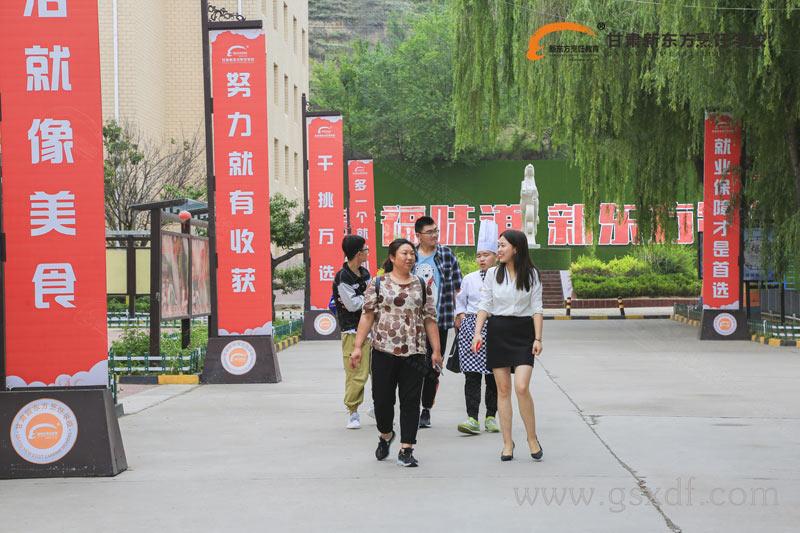 高考生来到甘肃新东方烹饪学校咨询报名